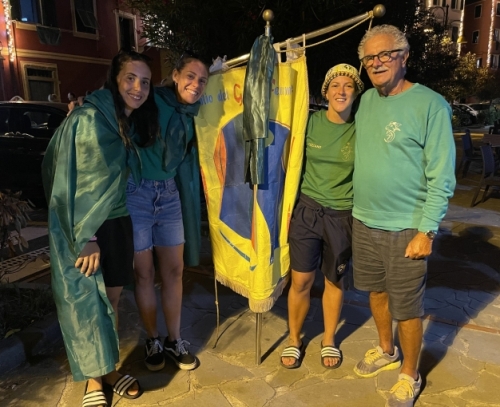 Fezzano's mayor was on hand to greet the victors. Roberto is here with the winning women. Champions!