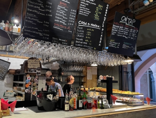 And there's no shortage of excellent bars and restaurants here either - in this part of Italy you find cicchetti, small bites of deliciousness such as salty anchovies, tiny crostini slathered with creamy baccalá, panini, potato croquettes ... we could go on ... :)