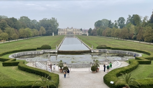 Villa Pisani's stables - a pretty significant building to house only six horses. But then, the point was to impress the neighbours. It impressed us.