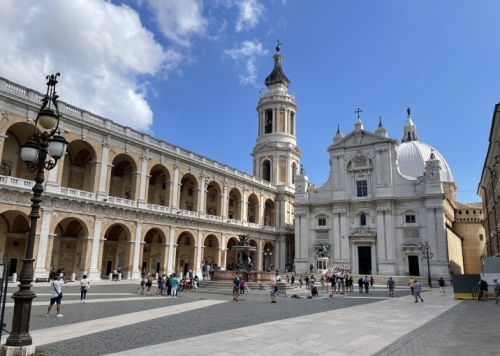 Recanati is just a 15-minute drive from the city of Loreto, an important pilgrimage site for Roman Catholics.