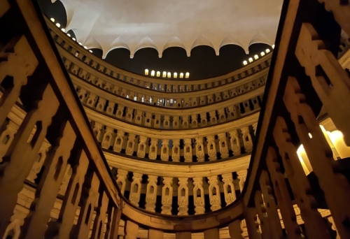And this is the theatre today - visitors are permitted only onto the theatre's small working floor (where the autopsies were conducted). Not quite the grand tour of the anatomical theatre we'd been hoping for. :)