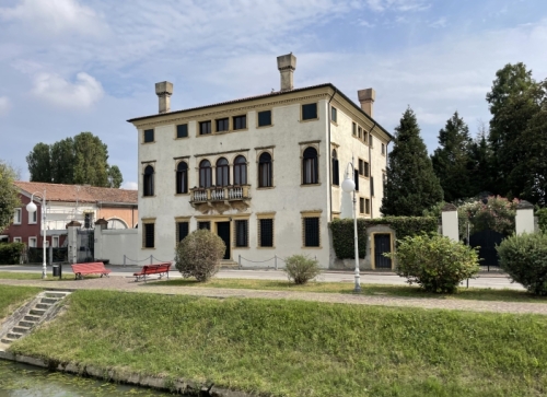 The cruise along the Brenta passes many fine villas ...  