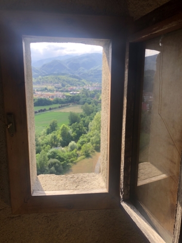 Pontremoli has a castle - it's the one that houses the Statue Stele (arty shot through castle window) :) ...