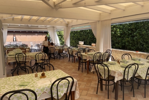 Another highlight of our time together in 'wedding week', was the lunch we enjoyed at La Venerina, the little restaurant not far from Montegridolfo.