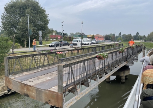 We mentioned there are nine swing-bridges on the Brenta; it's the job of these two men to open the bridges - manually - to allow boats to pass.