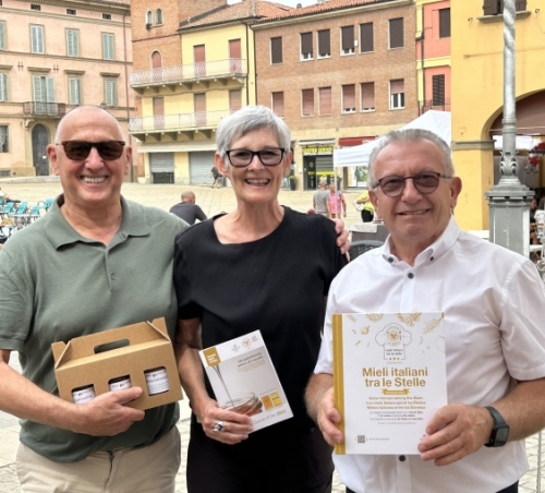 And Federico's father-in-law, Giancarlo Naldi, is President of the National Honey Observatory. After the official ceremony, Giancarlo presented us with a gift of the three winning honeys and a fabulous book.