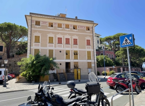 Shutters, cornices and balustrades, ribbons, garlands and curlicues ... all brought into being with trompe l'oeil.