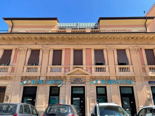 But not all architectural elements here are trompe l'oeil - some buildings boast the real thing.