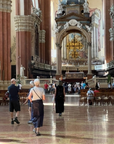 On the day of our visit, the hem of my skirt didn't quite reach my knees; the simple solution was to pay a euro for a disposable, though quite fetching, wrap.