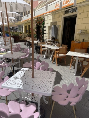 Finally, after a lovely day on the bay, and just before we jumped the bus home to Fezzano, one more treat awaited us. We spotted these fabulous outdoor chairs! They'd be great on the balcony at home ... maybe there's a way to fit a couple in the suitcase ...