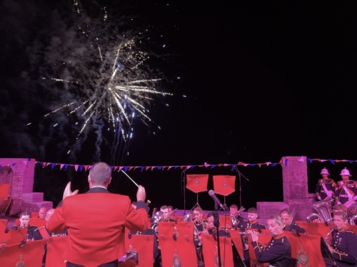 And it was a fabulous night! Flag-waving locals, enthusiastic tourists, a brilliant band and, to top it off, fireworks! Let's do that again sometime soon.