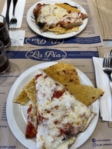 La Pia is famous for its pizza and farinata.