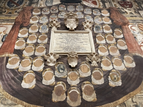 The walls and ceilings of this magnificent building are decorated with more than 6,000 coats of arms commemorating students, professors and patrons of the time. 