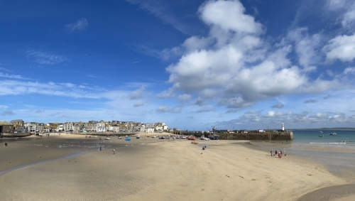 But that wasn't the case at all - at least not until we landed in St Ives. It's an attractive town - even when the tide's out - but we were much happier in our little Mousehole bolthole. :)