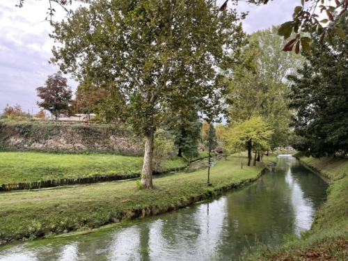 Outside the city, the walls are flanked by parkland.