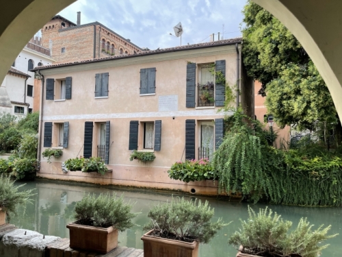 The two rivers that flow through the centre of Treviso create a series of narrow canals that crisscross the city.