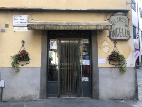 Like so many small Italian towns these days, Pontremoli is struggling against the tide of economic stagnation and a dwindling population. 