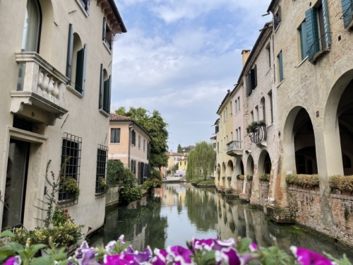 And they're lovely - lined with Mediaeval and Renaissance palaces ...