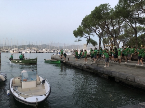 The Juniors' and Womens' boats are first to arrive.