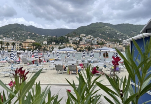 Did Michael Katakis and Kris Hardin live in one of those houses on the hill?