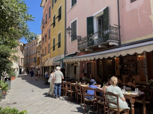 The pedestrian-only main thoroughfare is lined with typically Ligurian buildings …