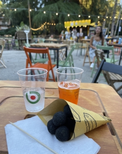 A couple of food trucks, colds drinks and a warm summer evening. (In the bag there are truffle-stuffed olives!)