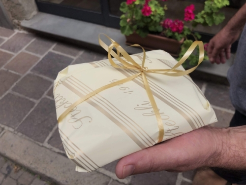 We do love the way Italian pasticcerias wrap your pastries to go.