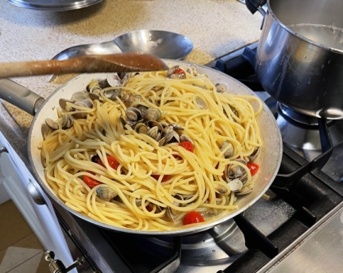 Oil, garlic, a bit of chili, tomatoes, pasta and super fresh pippies.