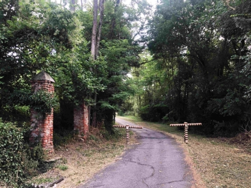 This path, alongside the Taro River, connects the town with Pontremoli to the south.