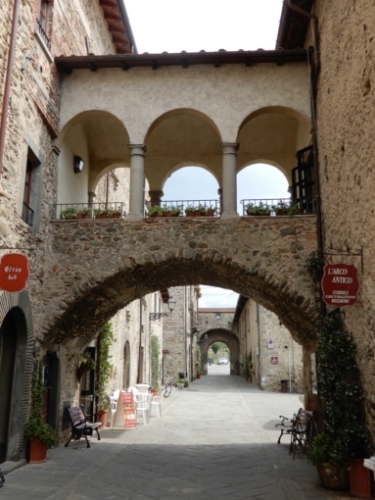 We were only a couple of kilometres into our walk to Bagnone when we came across the small fortress town of Filetto  