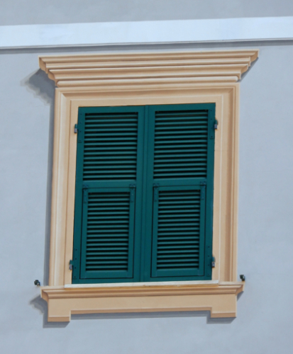 And while the painted balconies, shutters and urns are beautiful and fascinating (the only real bits here are the green shutters) ...