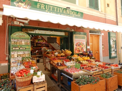 Greg was tempted by the delicious-looking fruit for sale here, but at AUD $5.50 for a single peach he found he wasn't that hungry after all