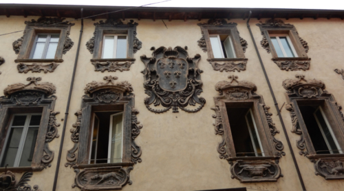 Boveri Palace, where the future Spanish Queen laid her head, and the plaque that was added shortly afterwards to commemorate her visit