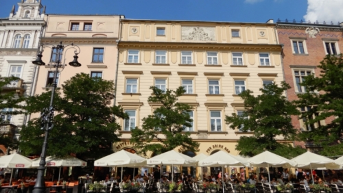 Surrounded by elegant townhouses and medieval palaces