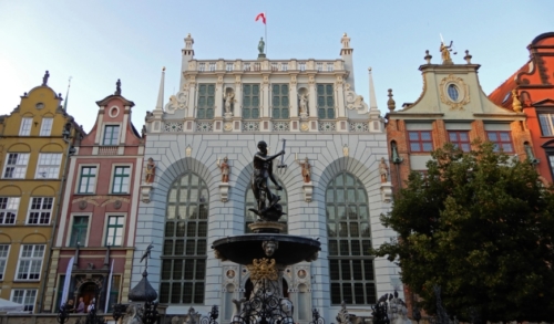 Two structures that did survive were Neptune's Fountain (1615) and behind it, the merchants' meeting place, Artus Court (which had already been reconstructed in 1617)
