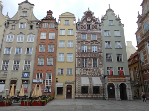 The post-war work was carried out by Polish artisans who recreated the facades of the original 17th-century Dutch architects and sculptors 