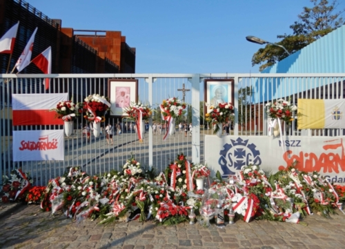 The action lasted 17 days - during that time the strikers received strong support from American trade unions and from the Polish Pope John Paul II