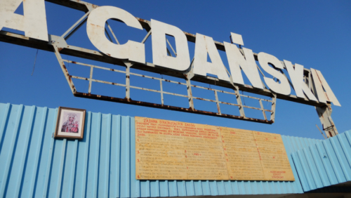 The strikers posted their list of demands on the shipyard gate; the demands included the right to free trade unions and a constitutional guarantee of freedom of speech