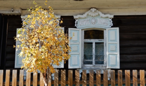 The first thing you notice about Listvyanka, though, is the incredible architecture