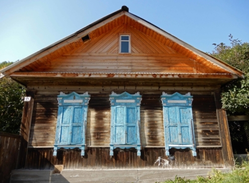 These fabulous Siberian timber cottages are decorated with wooden 'lace' window shutters