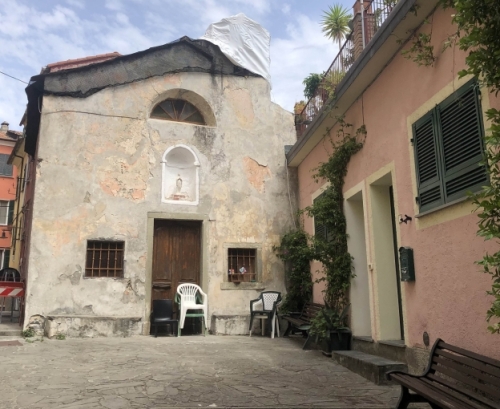 This little square is about halfway up. If you pass mid-morning or in the late afternoon, there's sure to be a group of ladies sitting out, having a chat.