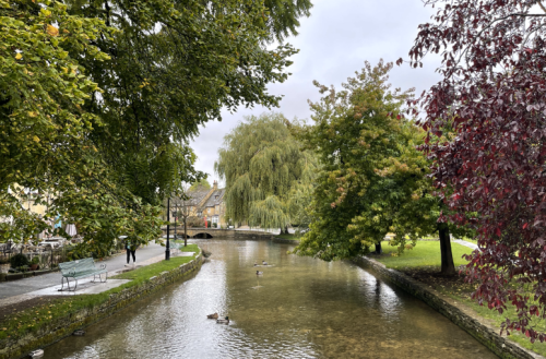 Straddling the River Windrush, the village is known for its low bridges and traditional stone houses.